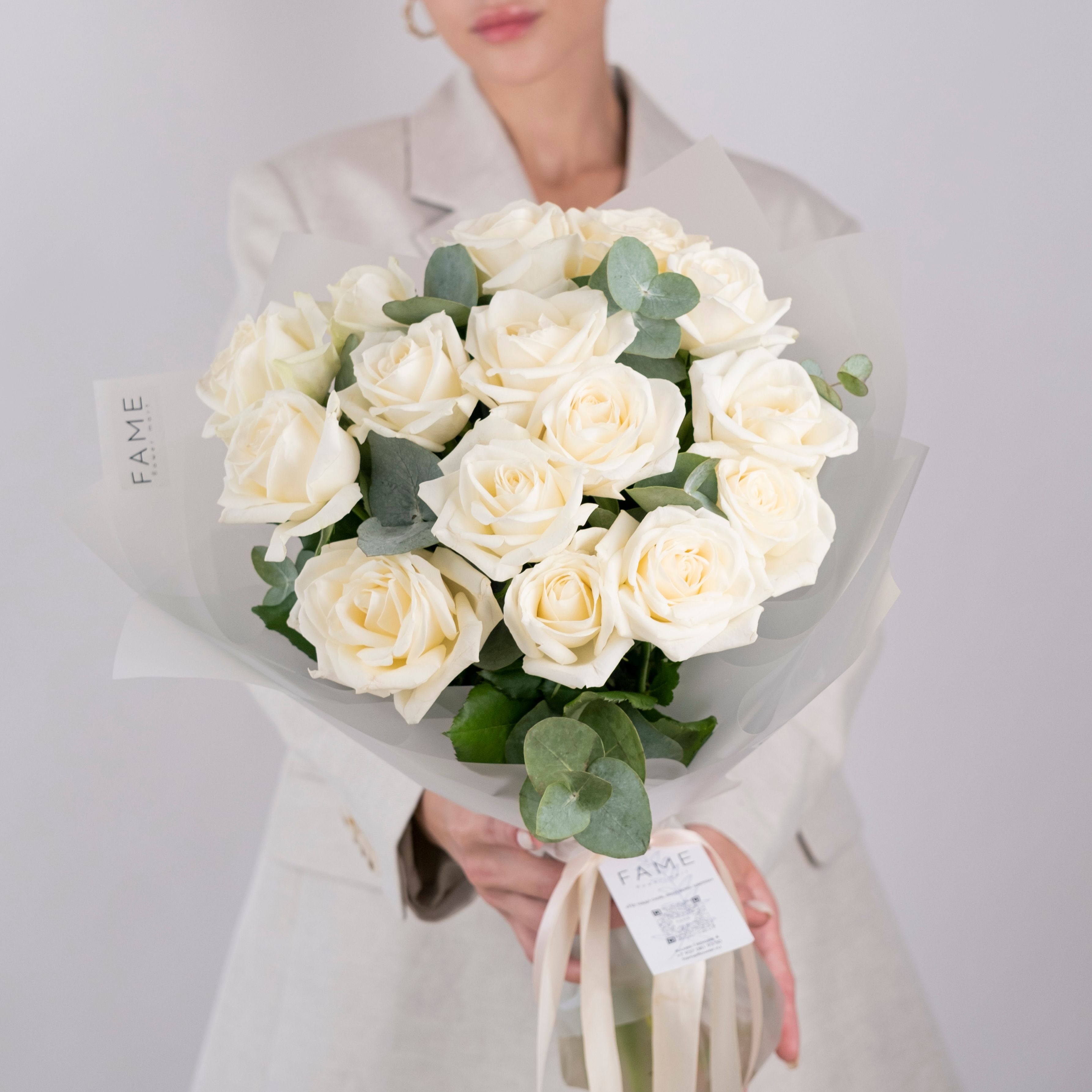 картинка 15 белых роз аваланж от магазина 