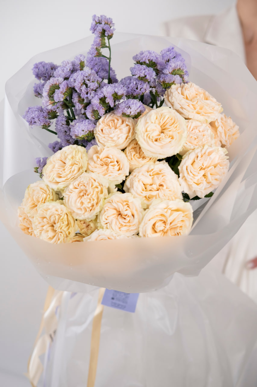 картинка Букет из роз и статицы от магазина 