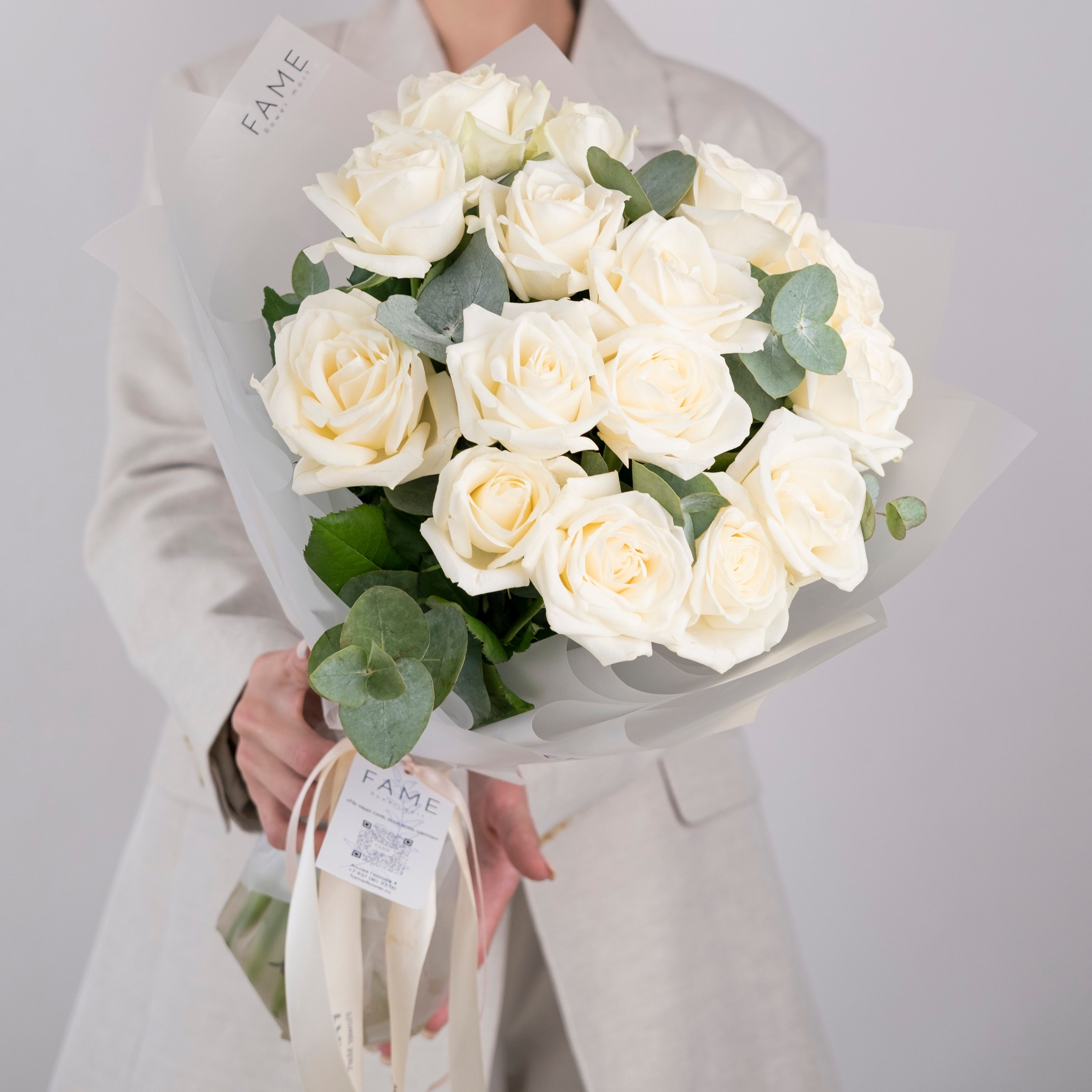 картинка 15 белых роз аваланж от магазина 