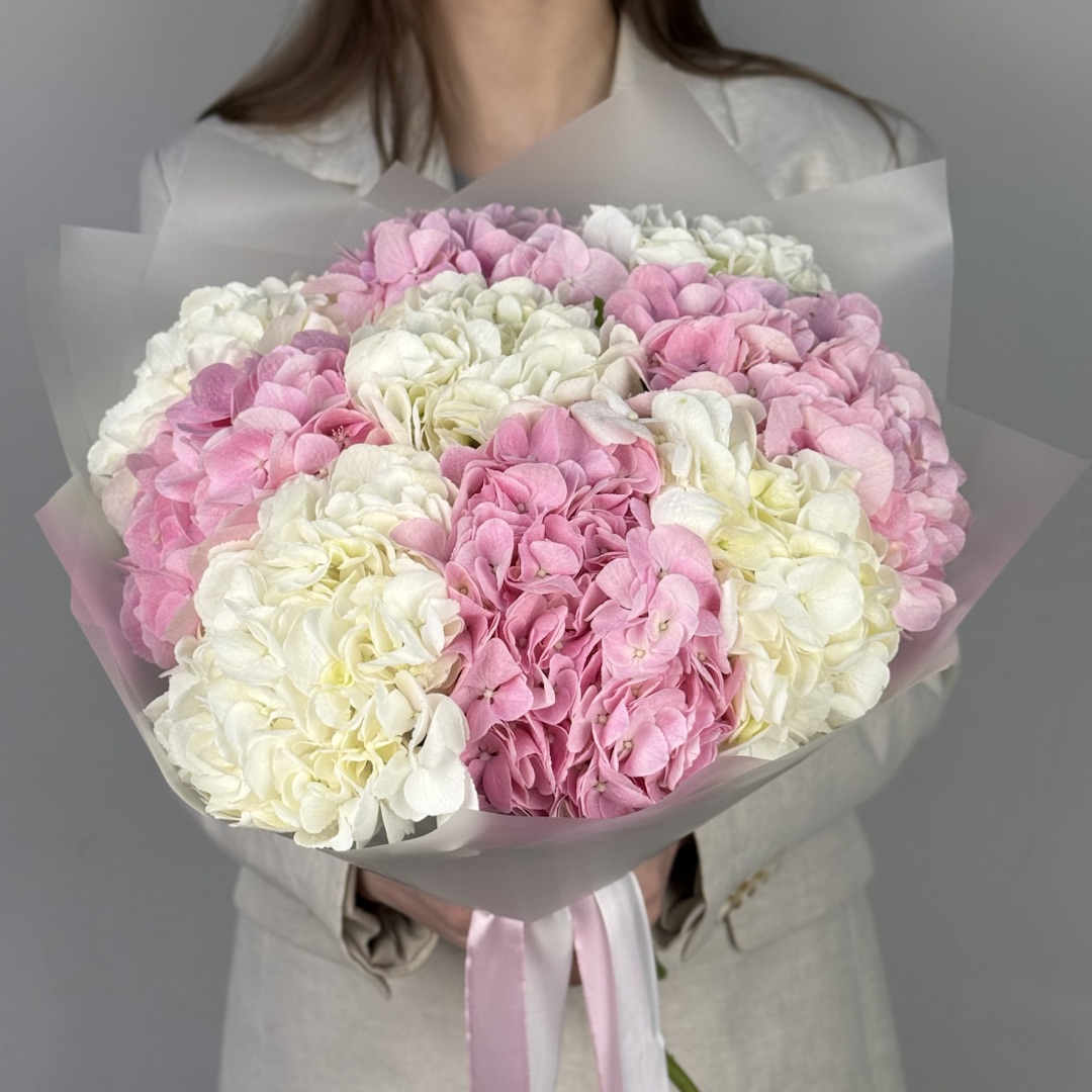 Нежный букет с гортензией 9 шт