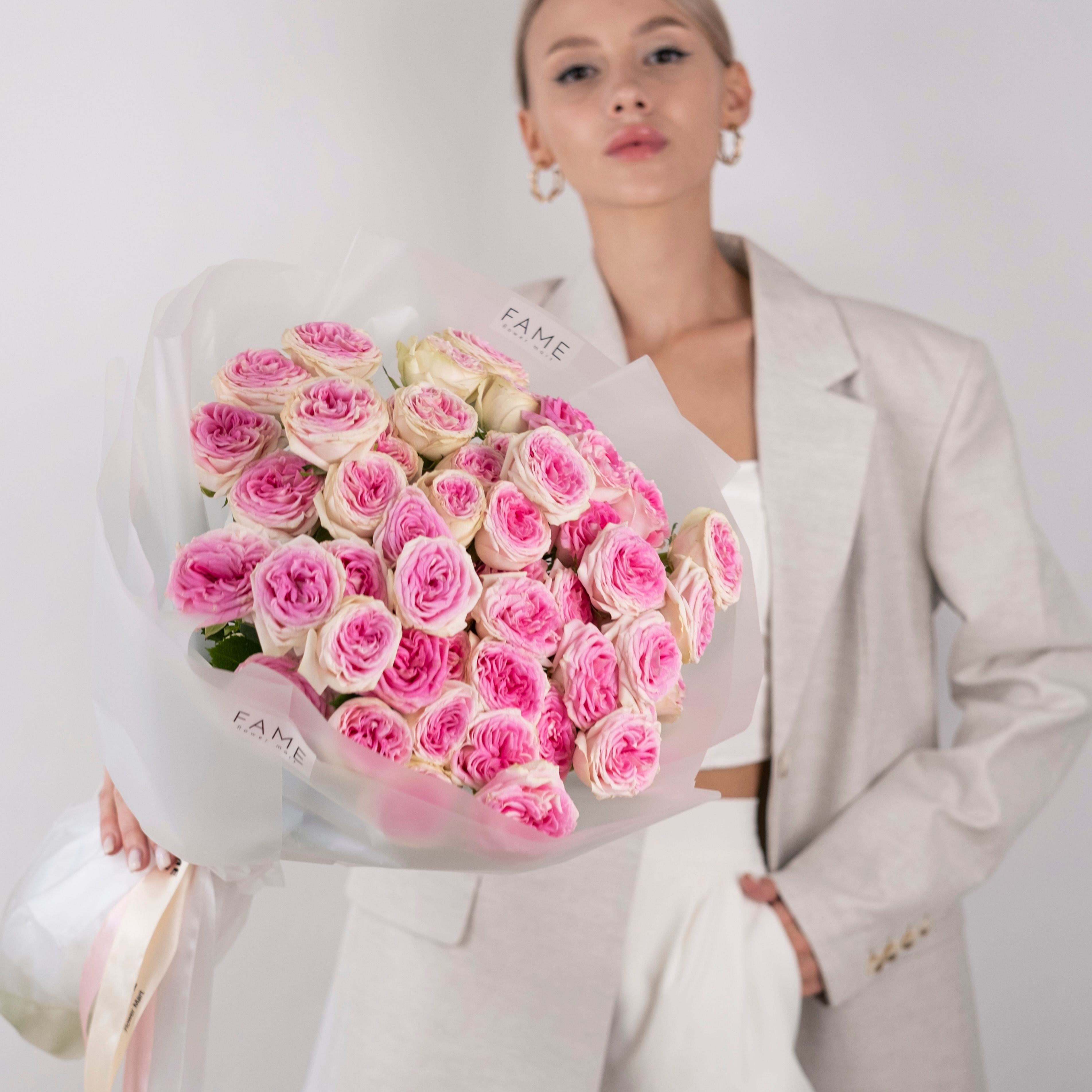 картинка Букет из 11 розовых  кустовых роз от магазина 