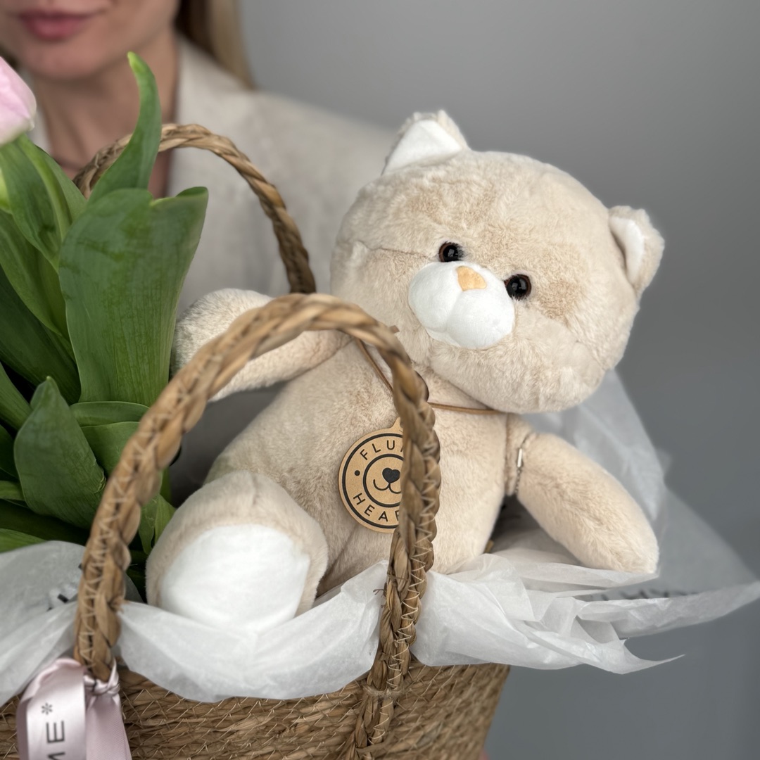 картинка Корзина с тюльпанами + игрушка от магазина 