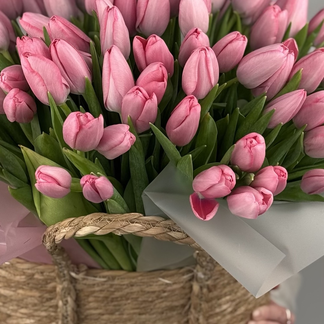 картинка Корзина с тюльпанами от магазина 