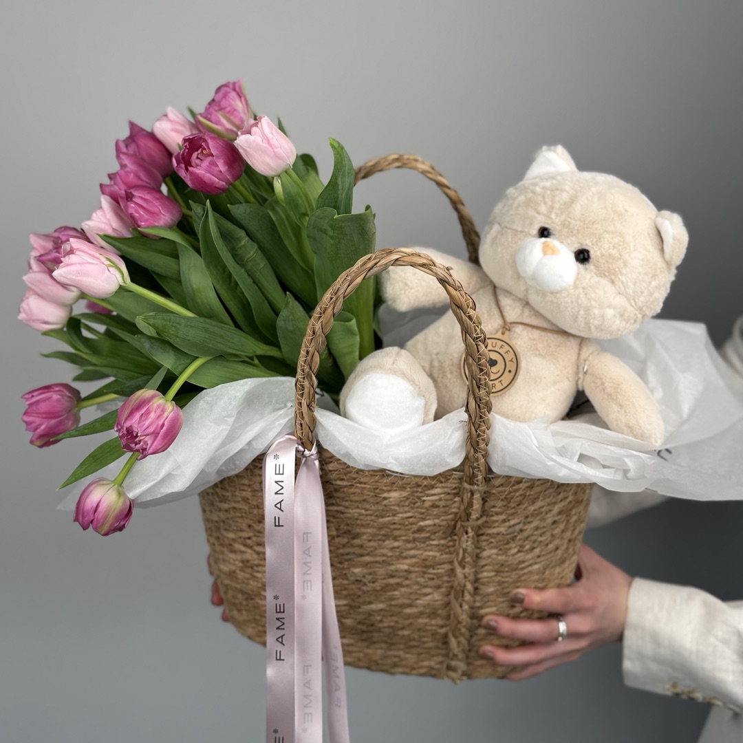 картинка Корзина с тюльпанами + игрушка от магазина 