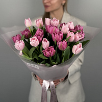 Девушка с тюльпанами