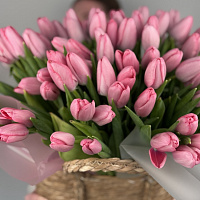 Корзина с тюльпанами
