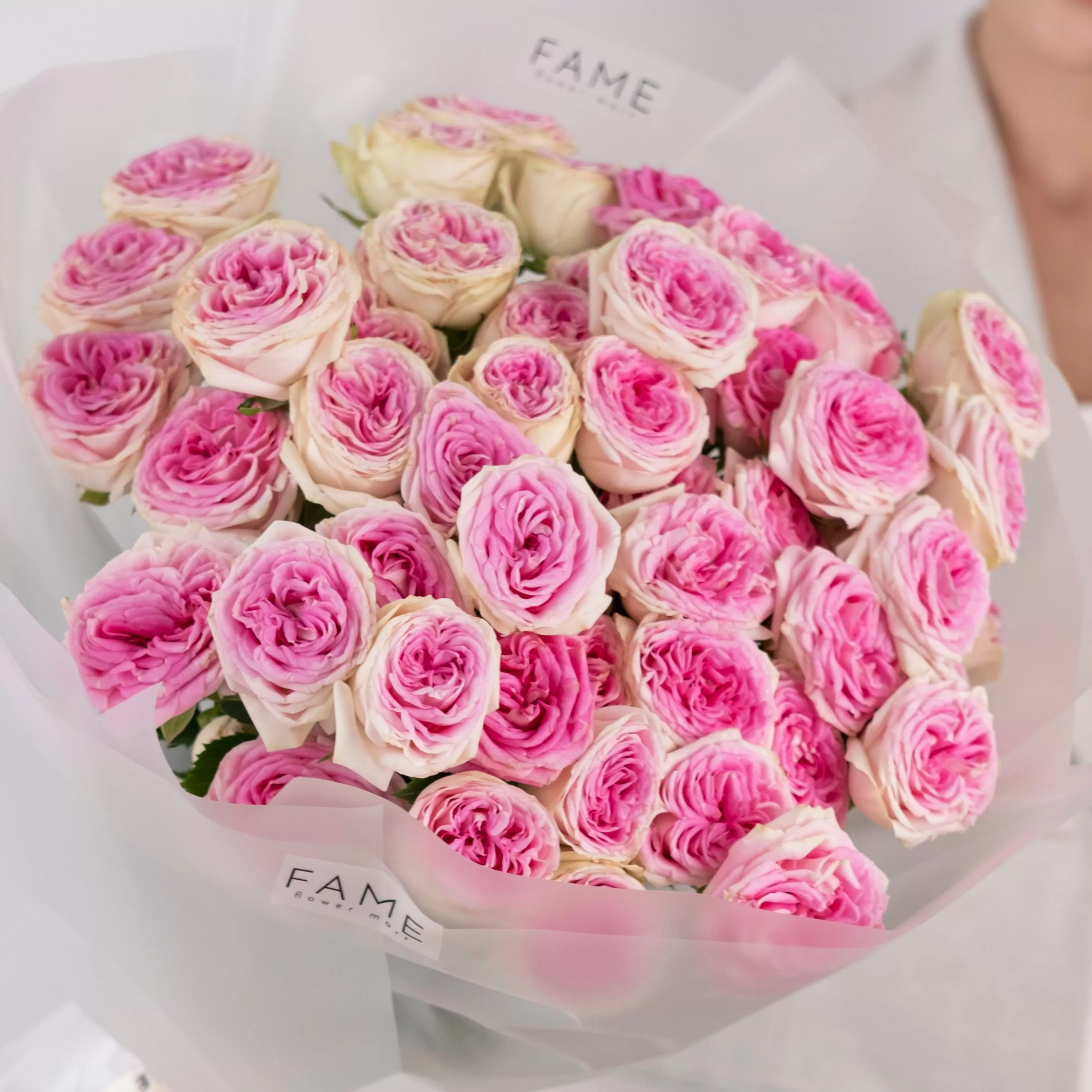 картинка Букет из 11 розовых  кустовых роз от магазина 